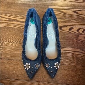 Black Heels with Pointed Toe and Decorative Embellishments